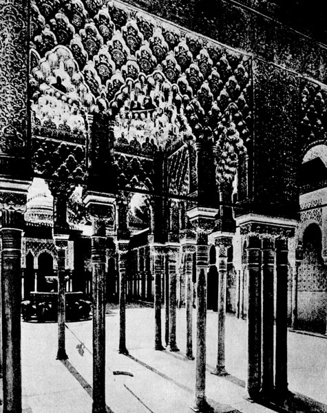 37. Альгамбра (резиденция правителей в Гранаде). XIII-XIV вв. Внутренний дворик