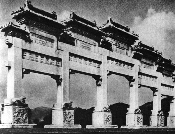 52. Мемориальные ворота перед императорским некрополем близ Пекина. 1540 г.
