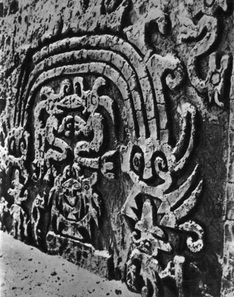 63. Резной орнамент на глинобитной стене. Перу. XI-XII вв.