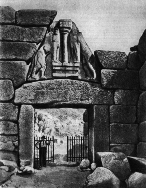 70. Ворота Микенского акрополя. XIV в. до н.э.