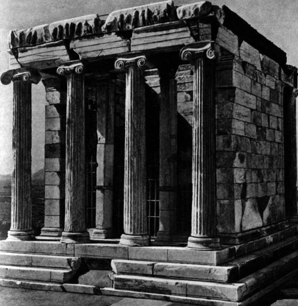 77. Храм Ники у входа в Афинский акрополь. 421 г. до н.э.