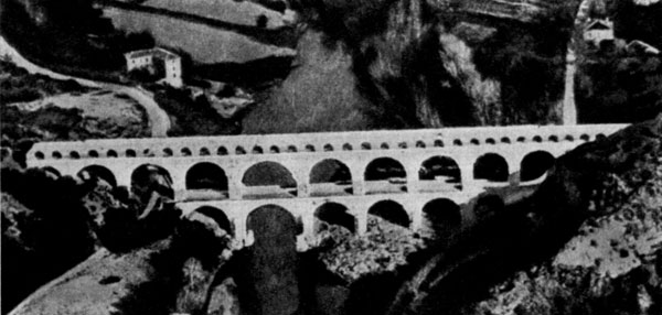 82. Акведук через реку Гар близ г. ним, Южная Франция. II в.