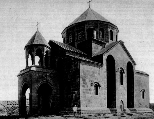 93-а. Церковь Рипсимэ в Эчмиадзине, армения. 618 г. пристройка колокольни - XVII в. Общий вид