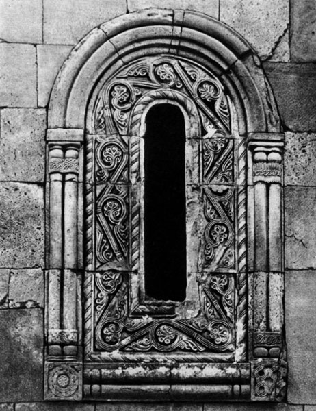 96. Окно церкви в Бетании, Грузия. XII в.