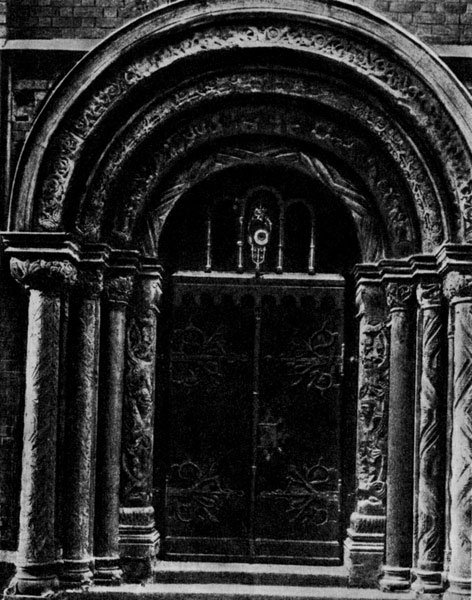 107. Портал главного входа церкви романского стиля