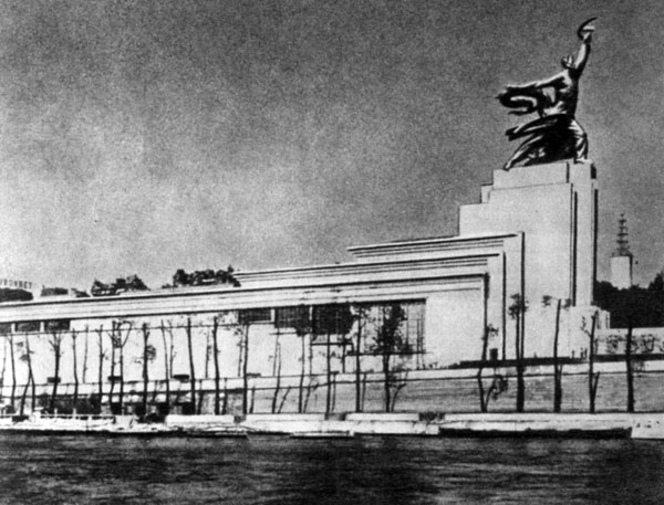 244. Павильон СССР на Всемирной выставке в Париже в 1937 г. Арх. Б. Иофан, скульптор В. Мухина
