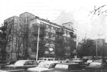 Дом-гигант №1 на углу пр. Ворошиловского и ул. Красноармейской (угловой блок)