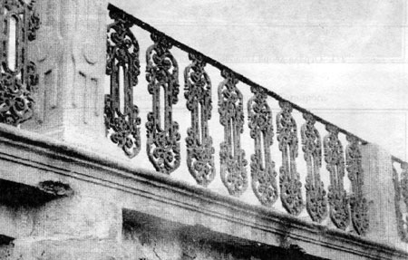 Чугунная литая решетка балкона Таганрогской музыкальной школы им. П. И. Чайковского