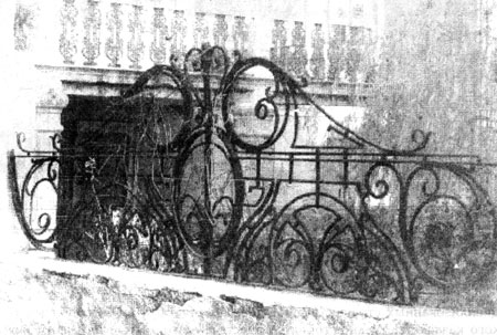 Ограда у здания музыкальной школы им. П. И. Чайковского