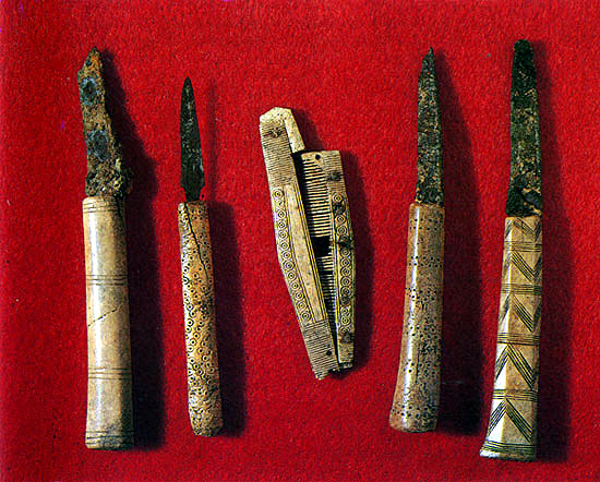14. Железные ножи с костяными рукоятками и складная расческа из раскопок Изборского городища
