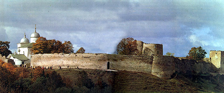 16. Изборская крепость на Жеравьей горе. Вид с востока