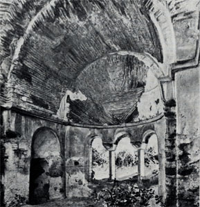 Элегми (Куршунлу). Церковь, XII в. Интерьер, вид на алтарную часть