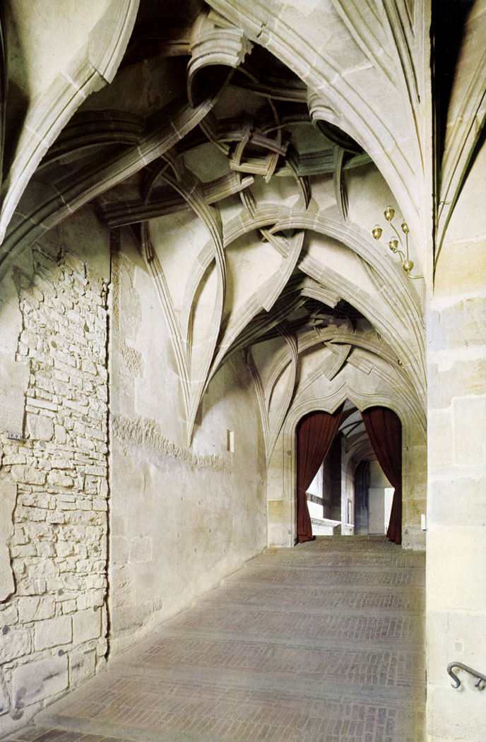 The Riders' Staircase leading from the Castle courtyard to the Old Palace was built in c. 1500 by Benedikt Ried and his masonic lodge during extensive recon­struction work on the Castle. It enabled riders on horseback to enter the Vladislav Hall where in the first half of the 16th century knightly tournaments were held.