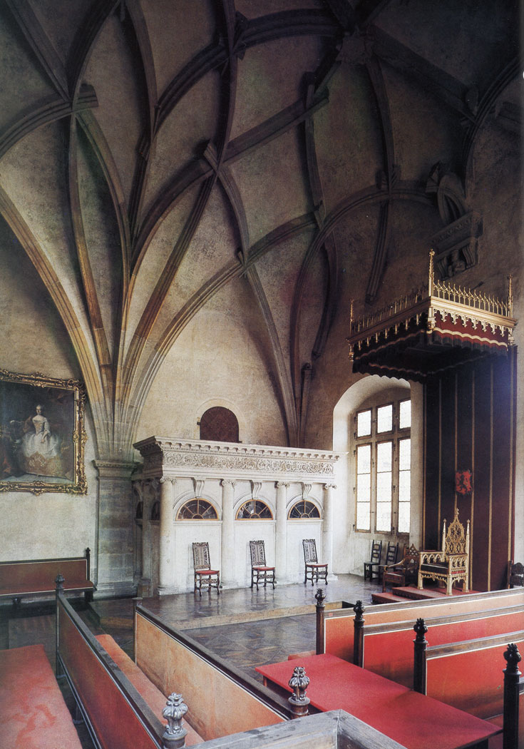 The Old Diet was rebuilt by Benedikt Ried around 1500 but badly destroyed during a fire in the Castle in 1541. It was reconstructed by Bonifaz Wolmut in the years 1559 - 1563 when a Renaissance tribune was added for the Chief Clerk to the Diet, which was accessible from the Office of the Land Rolls.