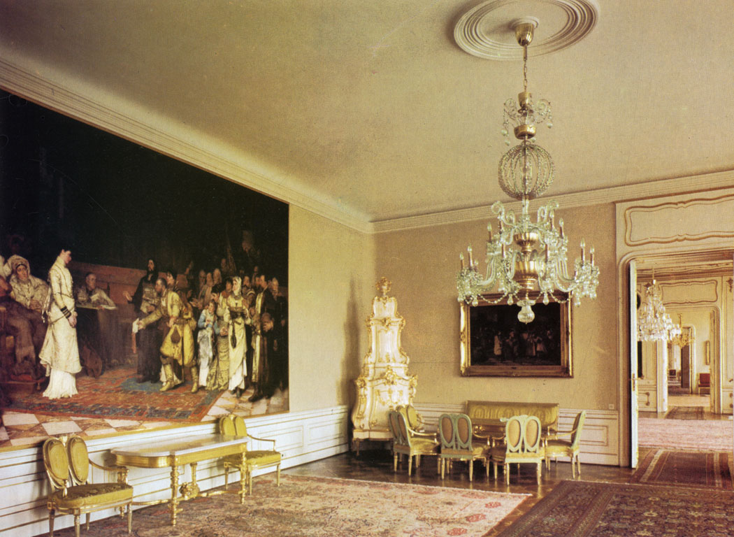 The Brozik Salon is part of the official residence of the President of the Republic in the Theresa wing of the Castle. It is decorated with a picture by Vaclav Brozik called The Deputation of King Ladislav to the French King Charles VII.