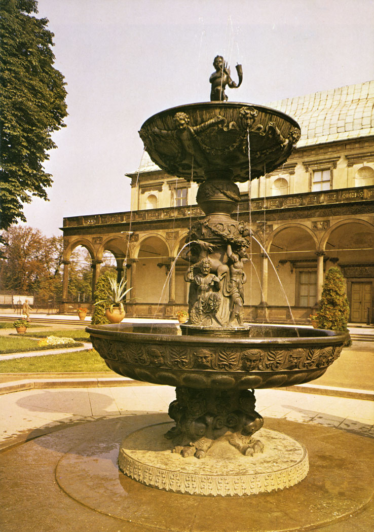 The Singing Fountain derives its name from the sounds it emits when drops of water strike its metal surface. It is the work of sculptor Francesco Terzio and was cast in bronze by the Brno founder Tomas Jaros in 1564.