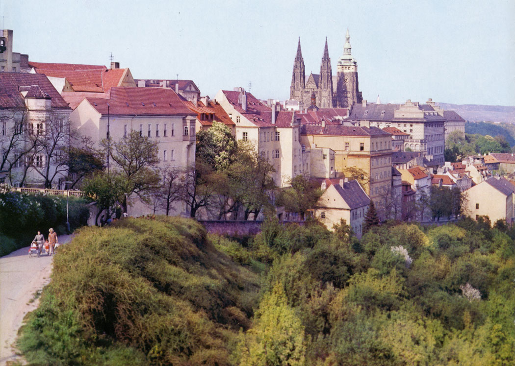 Uvoz today links Mala Strana with Pohofelec cir­cumscribing the Castle precincts and the centre of Hradcany. From the fourteenth to the nineteenth century it was called the Hollow Way.