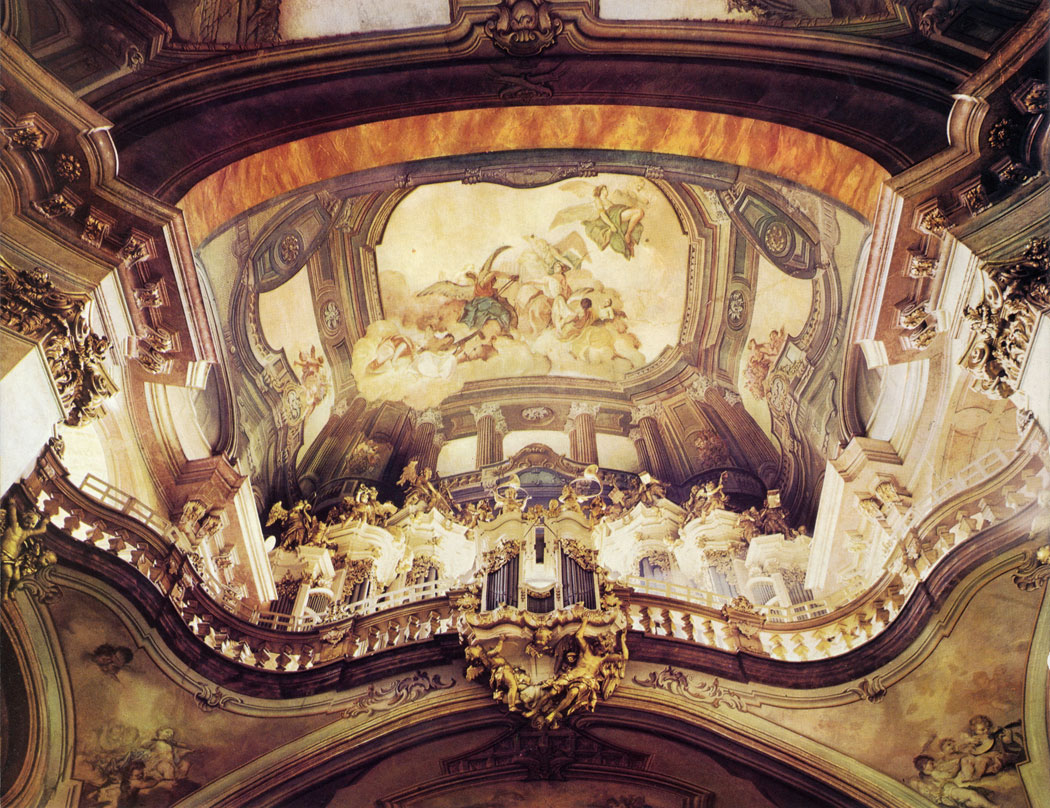 The organ in St. Nicholas's Church was made famous by Wolfgang Amadeus Mozart. It was built by T. Schwarz in 1745. The ceiling frescos with the Glorifi­cation of St. Cecilia were painted by F. X. Palko in
around 1760.
