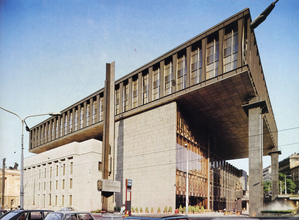 The building of the Federal Assembly was devised as an extension of the existing National Assembly, origi­nally the Stock Exchange, built in 1936 - 1938. The new building, composed with regard to the entire neighbourhood including the Smetana Theatre, was completed in the years 1967 - 1972. The blueprints are the work of architect Karel Prager and his team.