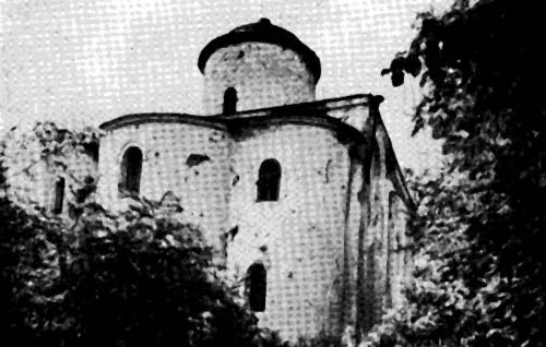 Новгород. Церковь Петра и Павла Синичьей горе. 1185-1190 гг. Вид с северо-востока