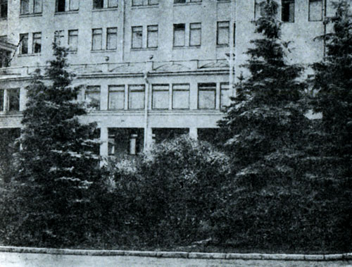 Рис. 30. Фрагмент озеленения общественного здания в г. Челябинске